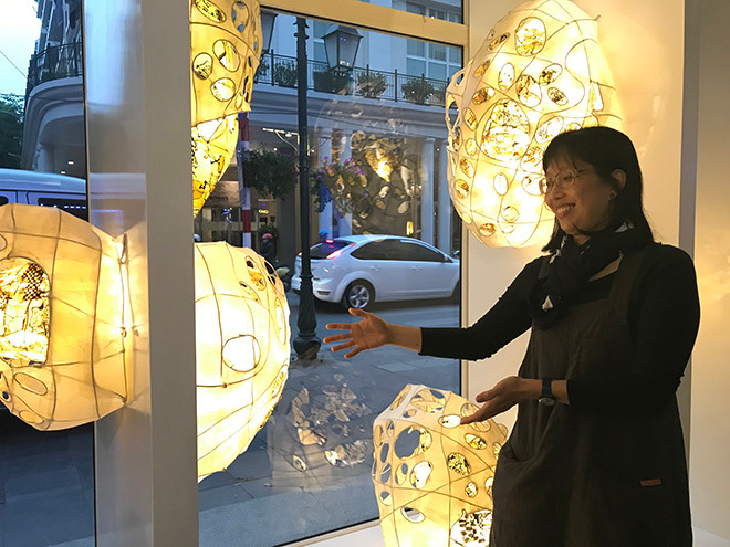 Nghệ sĩ Vũ Kim Thư bên các tác phẩm sắp đặt của mình. Ảnh: Diệp Anh