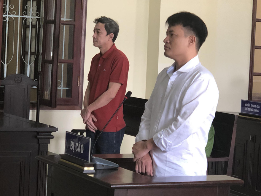 Bị can Uần (áo trắng) và Dũng tại phiên tòa sáng 3/7 