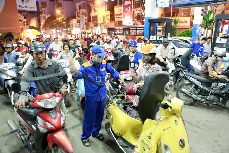 Quỹ bình ổn giá xăng dầu đôi lúc chỉ khiến người tiêu dùng thiệt hại. Ảnh: Hồng Vĩnh