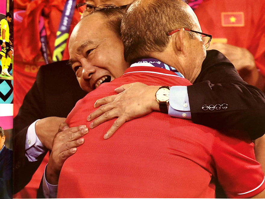 Khoảnh khắc xúc động khi Thủ tướng Nguyễn Xuân Phúc ôm hôn HLV Park Hang Seo 