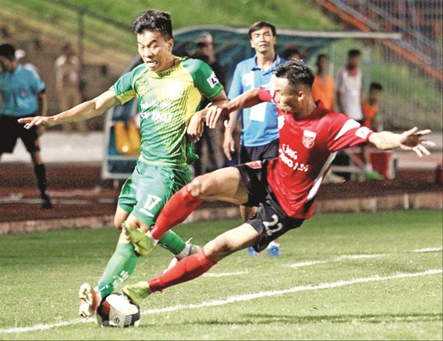 Pha vào bóng nguy hiểm của Nguyễn Tuấn Ðạt (số 22) 