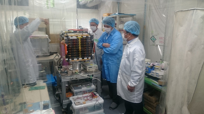 Vệ tinh Micro Dragon được lưu trữ tại phòng sạch của Ðại học Tokyo chờ phóng lên vũ trụ. Ảnh: VNSC ​