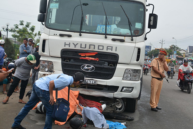 Chiều 2/1, chiếc xe container đã đâm liên hoàn vào đoàn người đang chờ đèn đỏ tại ngã tư Bình Nhật, xã Nhật Chánh, huyện Bến Lức, Long An. Ảnh: Kiên Định ​