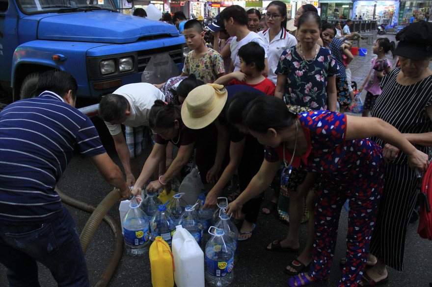 Sự cố Nhà máy nước sạch sông Ðà nhiễm bẩn ảnh hưởng đến hàng vạn người dân Thủ đô. Ảnh: Trường Phong 