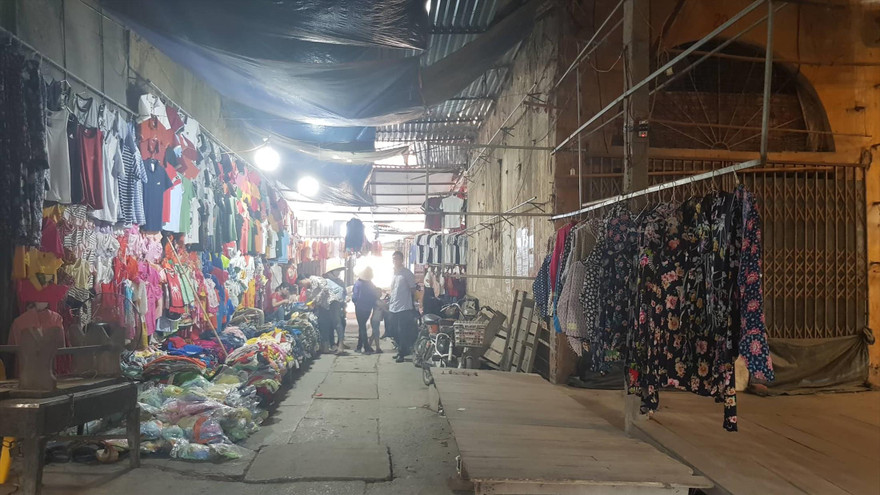 Khung cảnh xuống cấp bên trong chợ Cầu 
