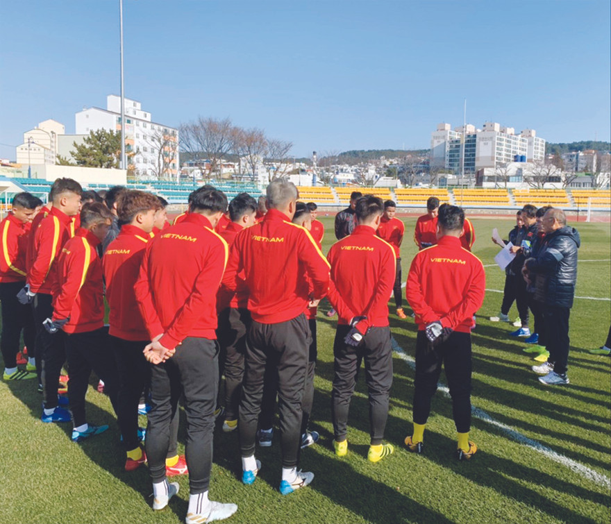 Các tuyển thủ U23 Việt Nam trước buổi tập tại Hàn Quốc. Ảnh: ÐOÀN NHẬT