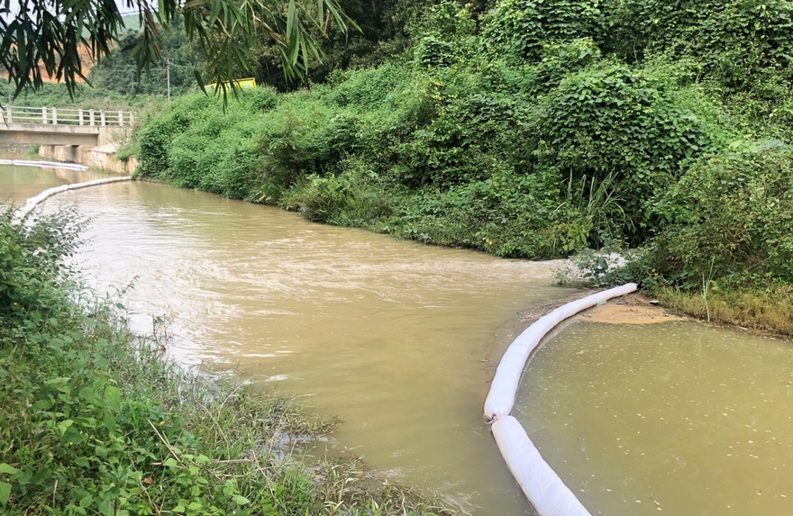 Các nguồn nước khác nhau đang đổ ra kênh chảy vào Nhà máy nước sạch sông Đà. Ảnh chụp chiều 21/10. Ảnh: A.Trọng 
