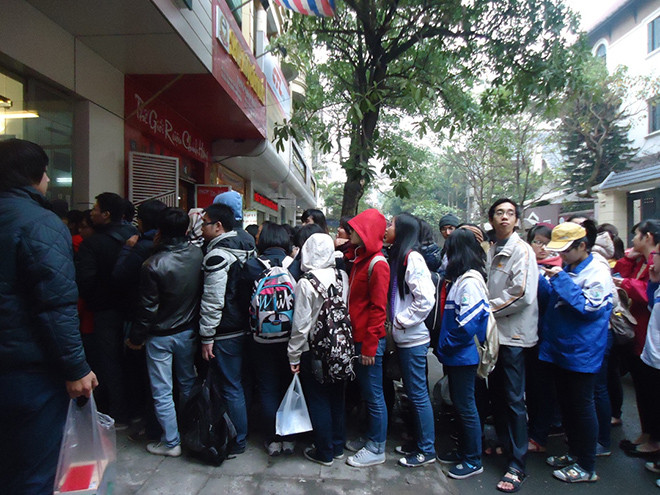 Fan xếp hàng mua tự truyện 