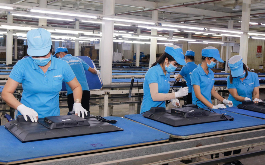 Lắp ráp TV tại Công ty cổ phần tập đoàn Asanzo. Ảnh: Hoài Nam