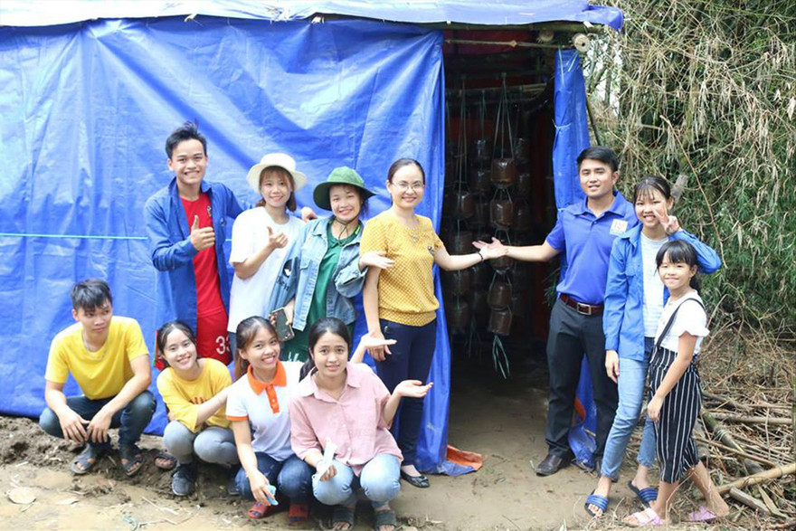 Các thầy cô và nhóm sinh viên chuyển giao công nghệ trồng nấm bào ngư trong chiến dịch Mùa hè xanh năm 2018 của ÐH Sư phạm (ÐH Ðà Nẵng) tại xã Duy Phước (huyện Duy Xuyên). Ảnh: NVCC