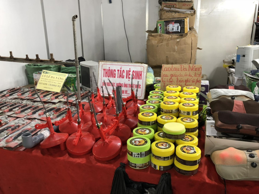 Ngoài 10 triệu tiền phạt liên quan đến băng rôn, đơn vị tổ chức bị phạt thêm 50 triệu vì để lọt bốn ngành hàng không đúng đăng ký. Ảnh: NGUYÊN KHÁNH ​