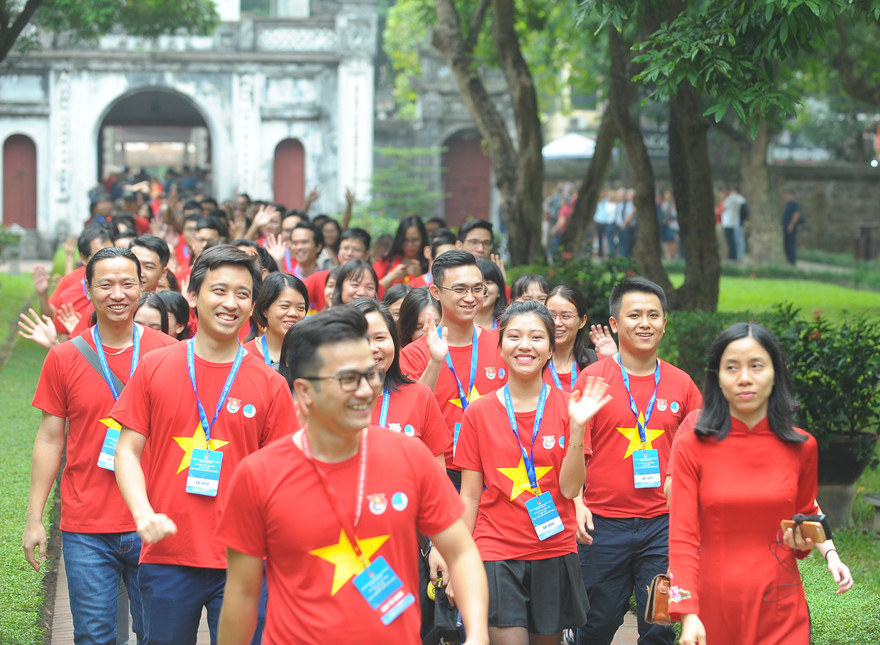 Chiều 26/11, các đại biểu tham dự Diễn đàn Trí thức trẻ Việt Nam toàn cầu lần thứ hai 2019 tham quan Văn Miếu - Quốc Tử Giám. Ảnh: Xuân Tùng 