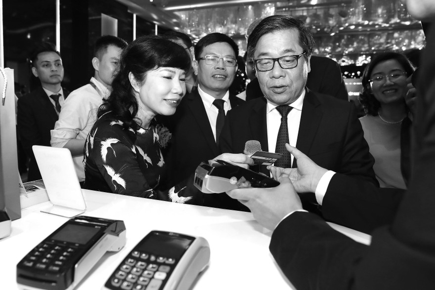 Lãnh đạo NHNN trải nghiệm tính năng thanh toán không tiếp xúc của thẻ chip nội địa 