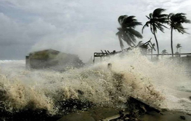 Bão uy hiếp làng biển Mỹ Quảng, xã An Chấn, huyện Tuy An (Phú Yên). Ảnh: PV