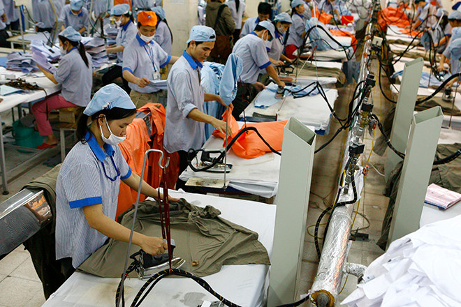 Thu nhập của công nhân nhiều lĩnh vực xuất khẩu như chế biến gỗ, dệt may, thép...năm nay được cải thiện nhờ xuất khẩu khả quan. Ảnh: Hồng Vĩnh