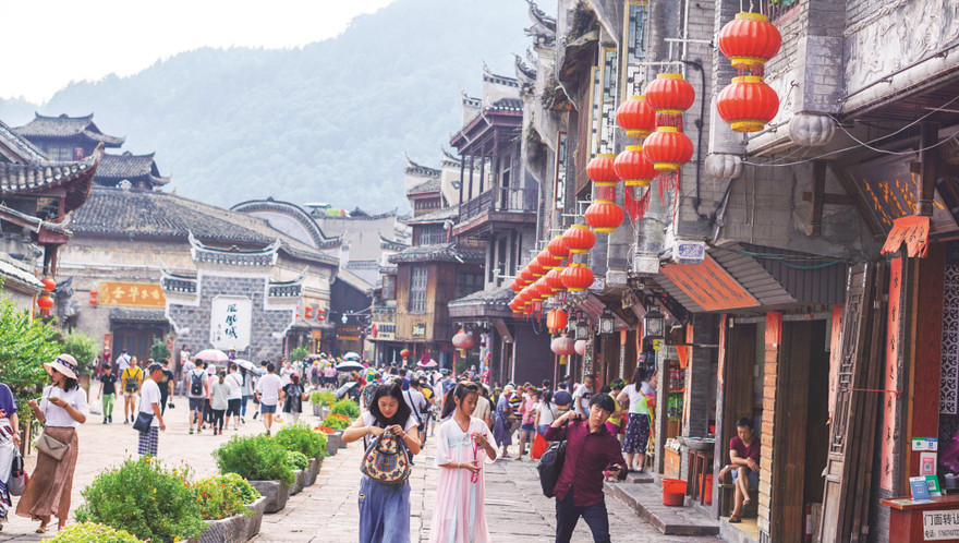 Phượng Hoàng Cổ Trấn - một trong những “thiên đường sống ảo” cho giới trẻ. Ảnh: NGUYÊN KHÁNH