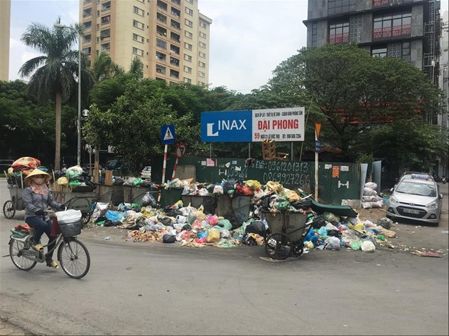 Xe rác xếp hàng trên phố phường Hà Nội những ngày qua