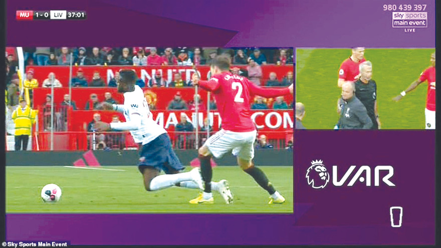 VAR cho thấy dường như đã có tác động của cầu thủ MU với cầu thủ Liverpool