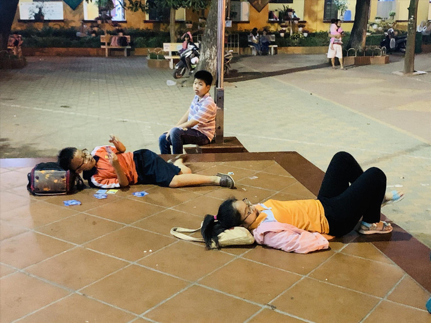 Học sinh vạ vật, mệt mỏi sau một ngày học ở trường tiểu học 