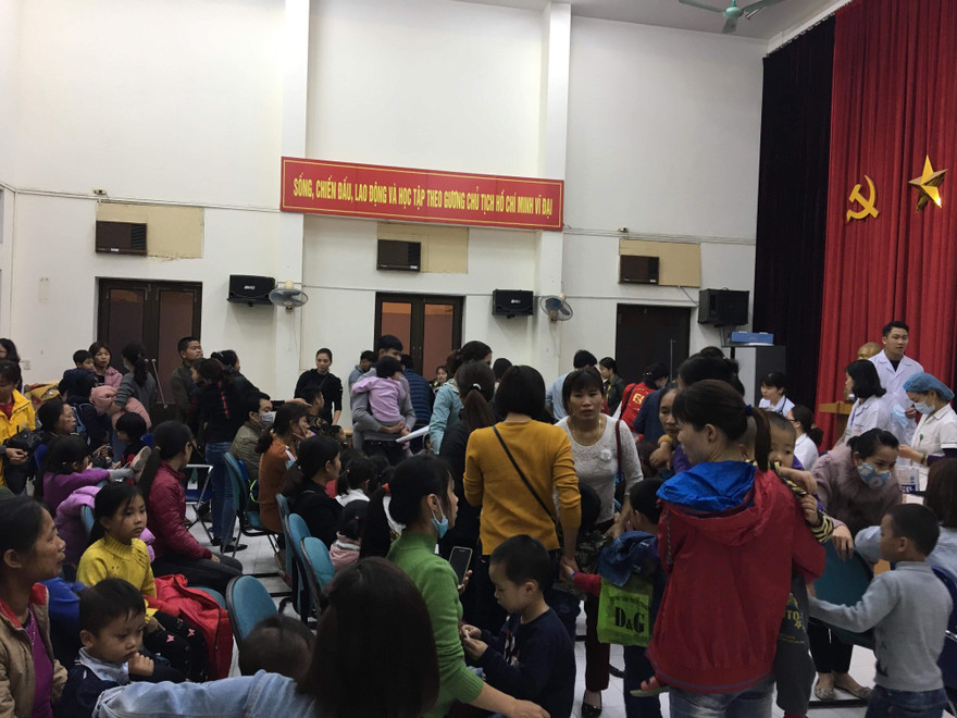 Hàng trăm phụ huynh đưa con lên Bệnh viện nhiệt đới T.Ư xét nghiệm sán lợn ngày 16/3. Ảnh: Thái Hà 
