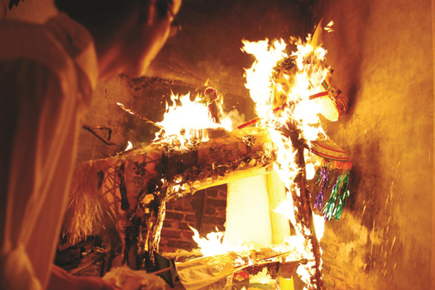 Nhiều lò hóa sớ và vàng mã tại đền, phủ, một số chùa, chung cư đỏ rực lửa dịp rằm tháng Bảy. Ảnh: MẠNH THẮNG 