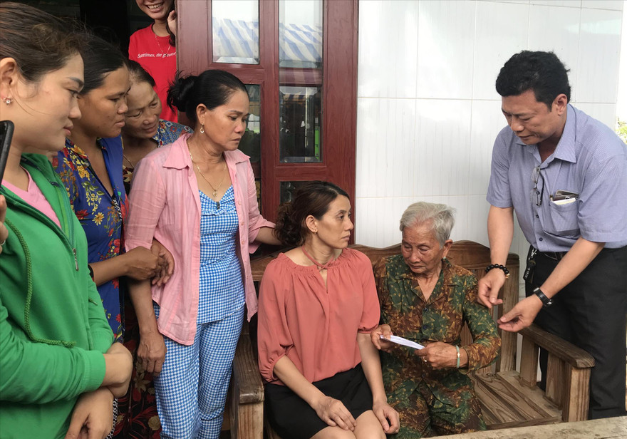 Ông Trương Quốc Lâm, Trưởng phòng LÐ- TB & XH huyện Ðông Hải trao quà hỗ trợ cho chị Hon