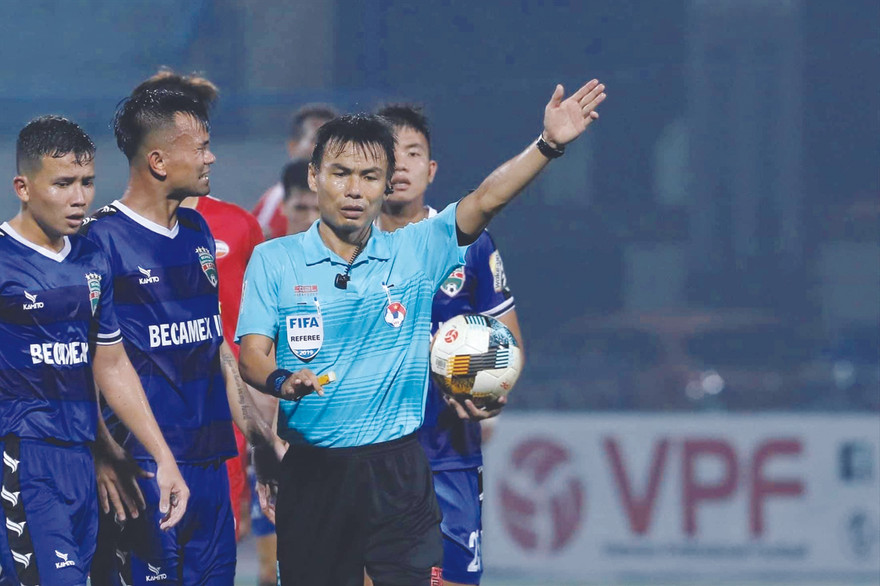 Các cầu thủ Bình Dương phản ứng quyết định của trọng tài. Ảnh: VSI