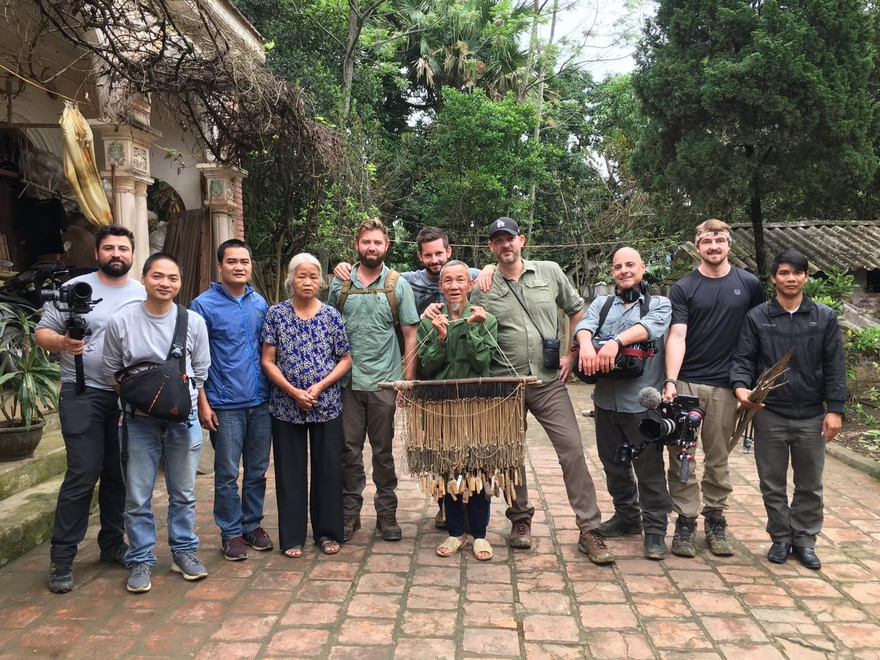Ðoàn làm phim thăm và phỏng vấn một thợ săn rùa Hoàn Kiếm chuyên nghiệp tại Phú Thọ. Ảnh: Trung Trịnh 