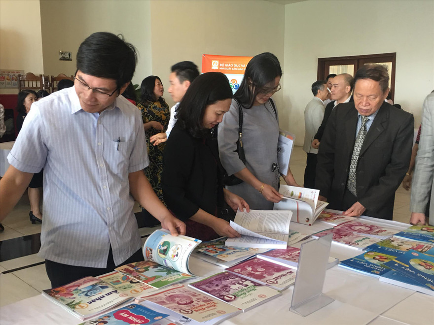 Ai sẽ được chọn SGK mới? Ảnh: Nghiêm Huê