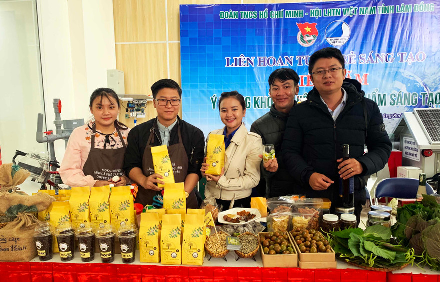 Giới thiệu các sản phẩm khởi nghiệp của thanh niên Lâm Ðồng. ẢNH: KIM ANH 
