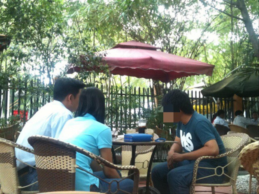 Ðối tượng (phải) tư vấn về bán bằng giả cho hai khách hàng 