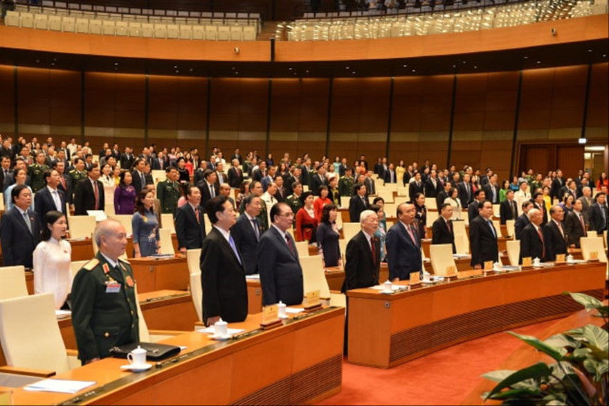 Các đại biểu và khách mời thực hiện nghi lễ chào cờ trước khi khai mạc kỳ họp