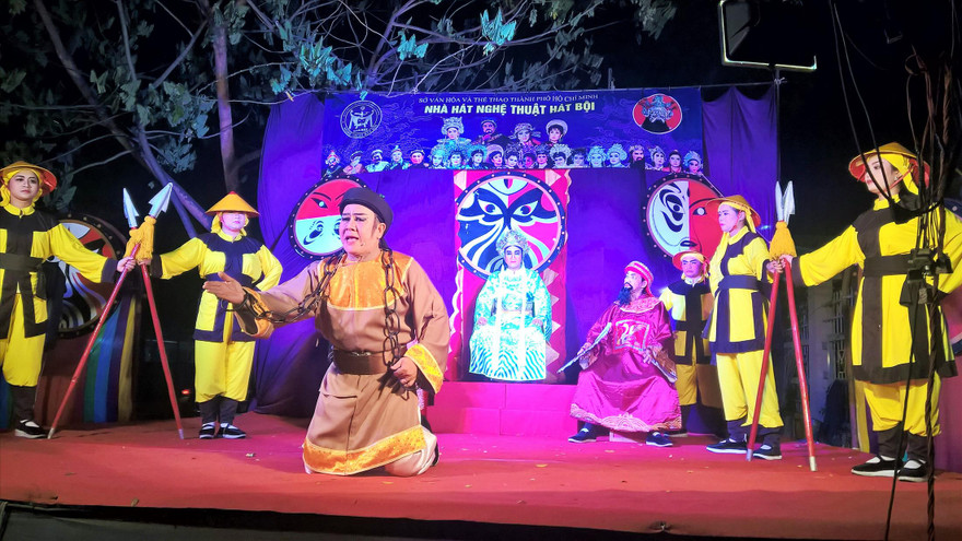 Vở diễn Lê Công Kỳ Án trên hè phố Công viên Gia Ðịnh. Ảnh: Trần Nguyên Anh 