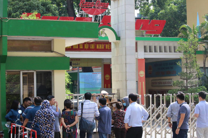 Người dân đến Cty CP Bóng đèn phích nước Rạng Ðông yêu cầu đối thoại. Ảnh: T.H