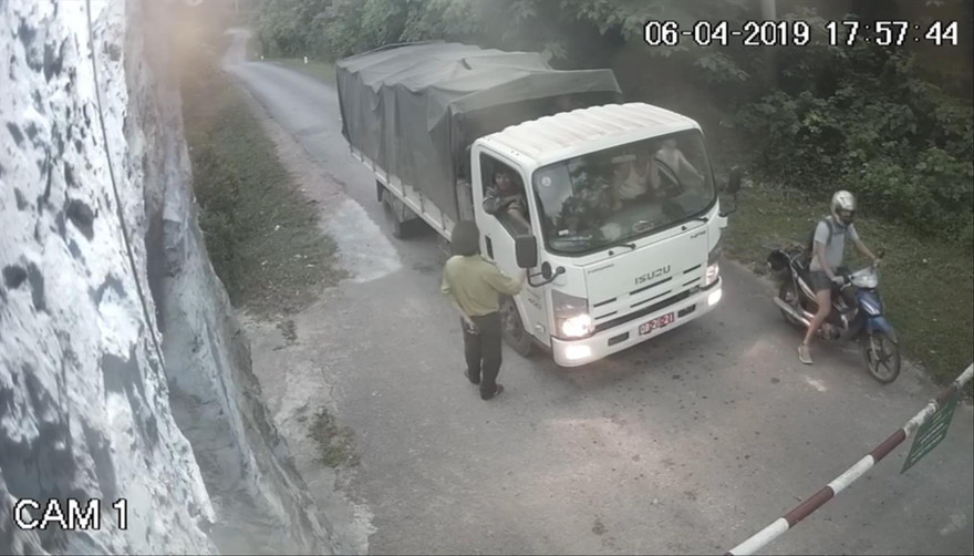 Xe chở gỗ của Biên phòng đi qua trạm Kiểm lâm của VQG Phong Nha - Kẻ Bàng, nhưng không cho kiểm lâm sao lưu hồ sơ gỗ với lí do “bí mật quân sự”