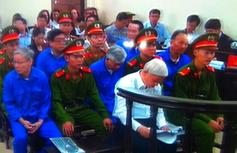 Bị cáo Kiên tranh thủ nghiên cứu tài liệu ngay trước vành móng ngựa.