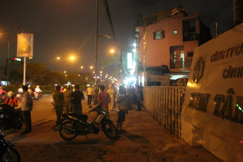 Lực lượng chức năng phong tỏa hiện trường vụ cháy.