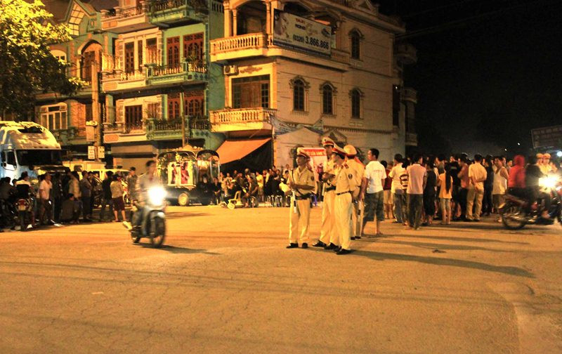 Hiện trường vụ quan tài diễu phố ở Hải Dương tối 22/10. Ảnh: Đỗ Hoàng