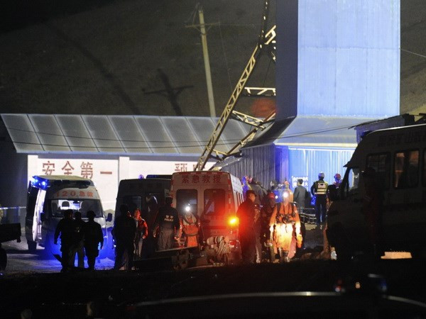 Lực lượng cứu hộ tìm cách giải cứu các công nhân còn ở dưới lòng đất. (Nguồn: Xinhua) 