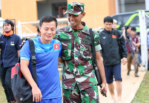 Lực lượng an ninh theo sát tuyển Việt Nam trong buổi tập. Ảnh: Đức Đồng.