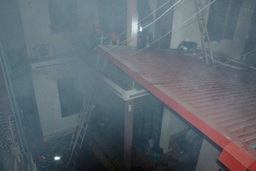 Nhà 3 tầng bốc cháy, khu dân cư hoảng loạn