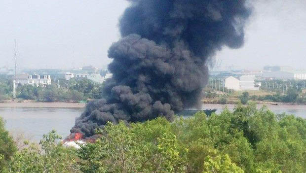 Tàu cánh ngầm cháy ngùn ngụt trên sông Sài Gòn
