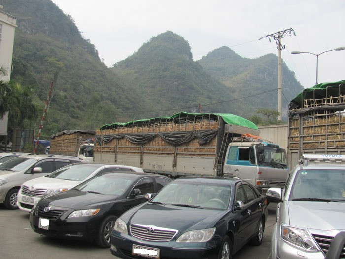 Hàng trăm xe hoa quả ứ đọng tại cửa khẩu Tân Thanh. Ảnh: Duy Chiến 