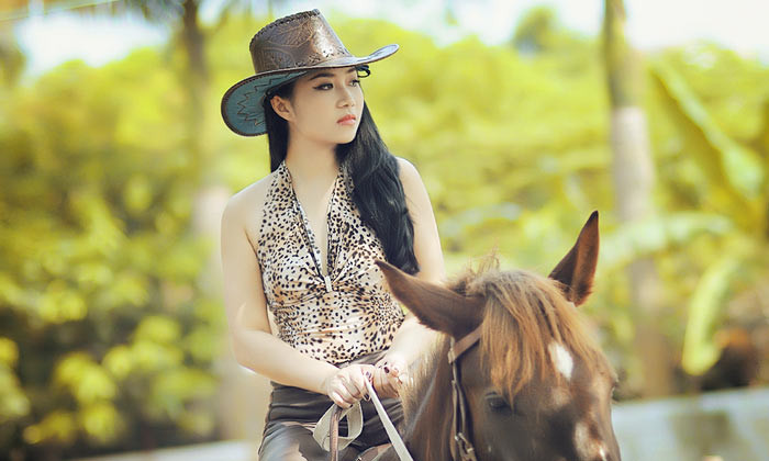 Kiều nữ đẹp lạnh lùng bên ngựa hoang