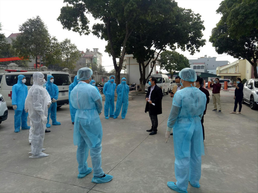 Bác sĩ Cấp (áo đen) tập huấn cho y bác sĩ ở tâm dịch Chí Linh