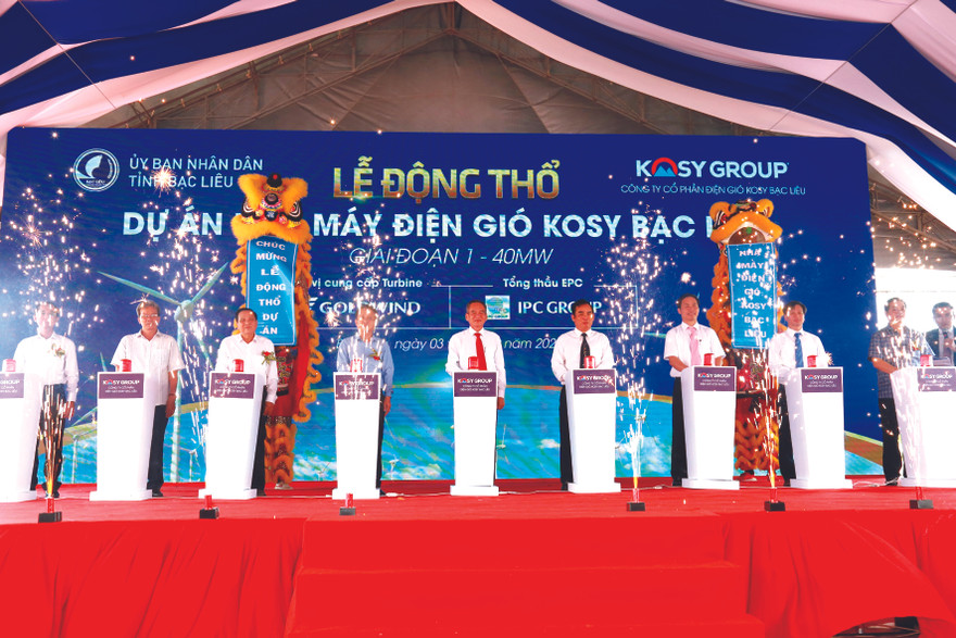 Đại diện lãnh đạo tỉnh Bạc Liêu và Tập đoàn Kosy thực hiện nghi thức động thổ Nhà máy điện gió Kosy Bạc Liêu