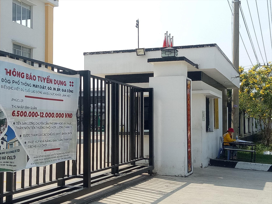 Biển tuyển lao động ở Bình Dương cũng “ế”, không mấy người ngó ngàng. Ảnh: Hương Chi 