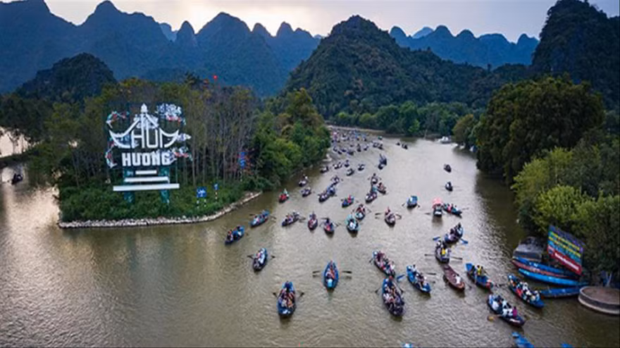 Chùa Hương không còn cảnh tấp nập như những năm trước 