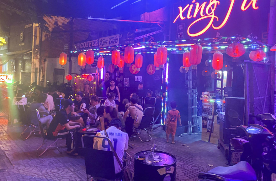 Quán nhậu trên đường Phạm Văn Đồng mở nhạc quá lớn bị xử phạt. Ảnh: Ngô Bình