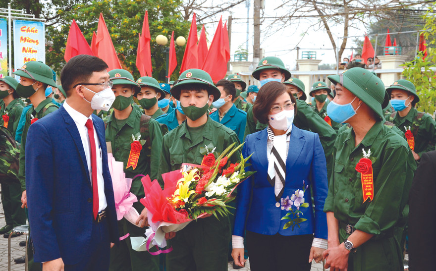 Bà Trần Thị Thanh Thủy, Ủy viên Ban thường vụ Tỉnh ủy, Bí thư Thị ủy Mỹ Hào (Hưng Yên) và ông Lê Quang Hiến, Chủ tịch UBND thị xã Mỹ Hào tặng hoa động viên thanh niên lên đường nhập ngũ